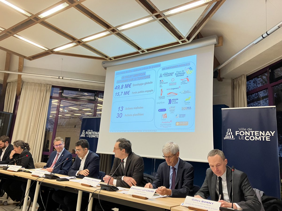 Fra_Raynaud's tweet image. Fière et heureuse de signer pour @oryon85 la convention ACV2 de @VilleFontenay au côté de Monsieur le Préfet Gavory et Sous-préfète Chabonnier @PrefetVendee et du Maire @LudovicHocbon.  De nombreux projets pour #reconstruction et #redynamisation de la ville.