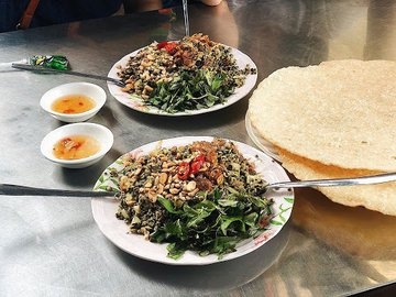 jooyeon_han's tweet photo. #Food ẩm thực hến xúc bánh tráng kỳ hà , quảng nam  Mùa lạnh se se này mà ăn thì ngon nhứt cái nách thêm vài lôn bia 🍻 nửa thì hết nước chấm ace nhở mlem mlem mlem 📷📷Chúc ace buổi chiều vui vẻ nha https://t.co/GQ2pUm3SE0