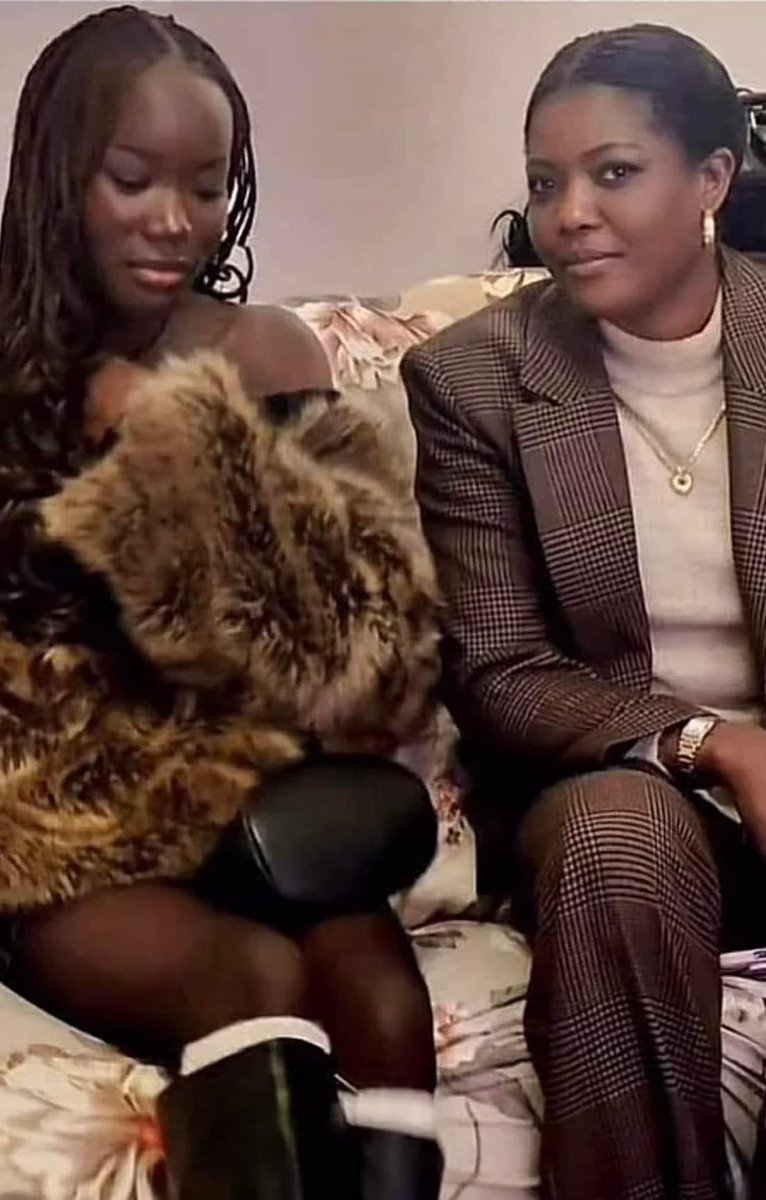 Opinion243's tweet photo. #BuzzMusical: @Koffi0lomide après qu’il ne soit appelé comme souhaité par son fils Del Pirlo Murinho lors de l’anniversaire de ce dernier. La légende de la Rumba a fait sortir un de ses fils inconnus #ManoloOlomide, et s’est suit d’un autre de ses enfants, Misse #KeneyaOlomide… https://t.co/H2opDtg5TF