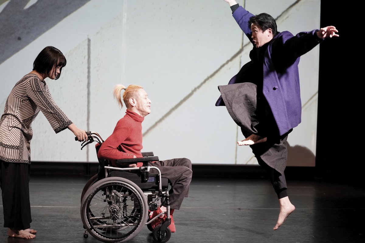 b_depayse's tweet photo. bug-depayse2023 椅子に座る　我思う、故に我動かず 11/24-26 at Theaterバビロンの流れのほとりにて　

  ＜chapter2＞ ＃3 
初めて目が開く瞬間に世界を受け入れ、この世に生まれたことに絶望する、喪の作業  1945.10.24～2023/11...��� いま、ここに解放区という名の舞台の誕生 

 photo 大洞博靖 https://t.co/smATAL4iCO