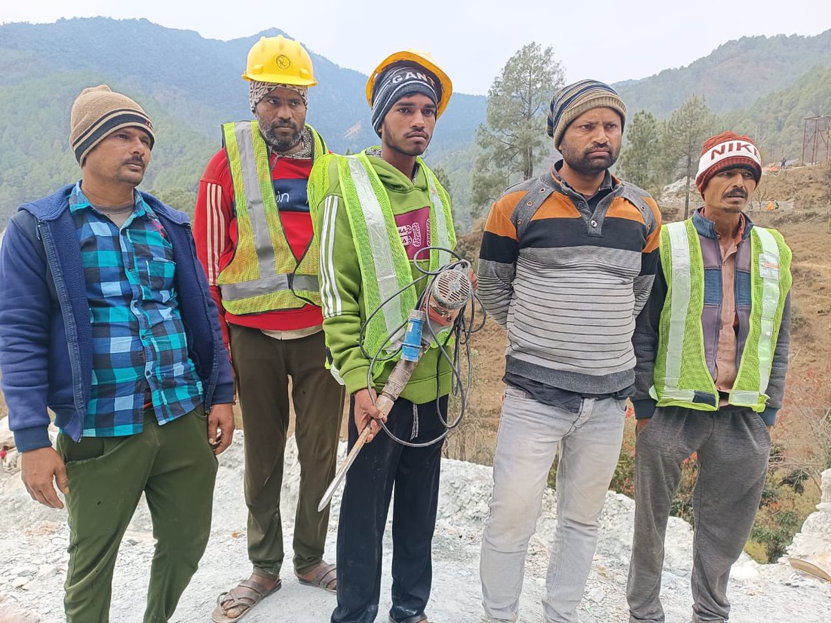 #UPDATE #SilkyaraTunnel 
The 6-member team of rat-miners have manually dug over 5m in an overnight operation, crossing the 50m mark. 6-7m more to reach the 41 trapped workers.
#UttarakhandTunnelCollapse 
#UttarakhandTunnelRescue 
#TunnelCollapse