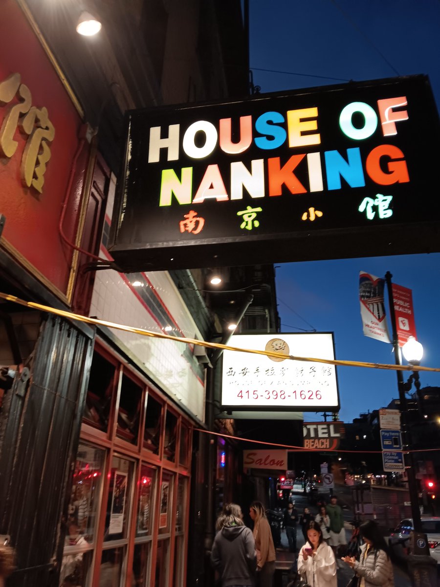 Jeremy_arts's tweet photo. House of Nanking man the food rocked!  Best Chinese meal ever.  Sat looking right at the photo of Keanu Reeves when he ate at that place.
#keanureeves #SanFrancisco #SanFranciscoBay #GreatAmericanChristmas #Christmas #ChristmasTree  #Foodie #foodlover #Chinese #USA https://t.co/oW2zVEzkWj