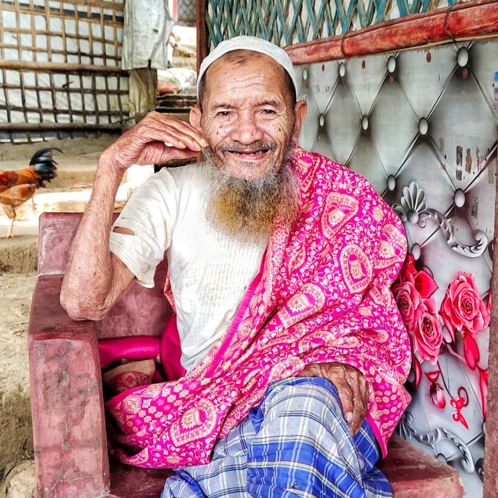 RohingyaMakzin's tweet photo. Lal Mia, a #Rohingya finds joy in being photographed, aspiring to convey unspoken through images. He yearns with the aid of the π community to return to his native land before his time wanes. Let's rally behind #HopeForNativeLand, #HopeIsHomee and #BeforeDeath.
πΈ @RoRezaul https://t.co/JibUjDhruP