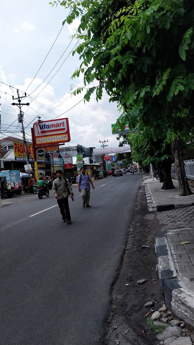 abcdefghooman's tweet photo. @hwpus @Nadhifalifa_ @stdlyve @MahasiswaUMS Dari ums mart ada gerbang kecil tulisannya untuk parkir karyawan masuk aja kak, nnti bisa langsung parkir di parkirannya. Setelah itu ada banner selamat datang mahasiswa baru yg di belakangnya ada lorong  bisa jalan lurus aja. Klo masih bingung bisa dm kok kak hehee https://t.co/WOG1gbSQOH