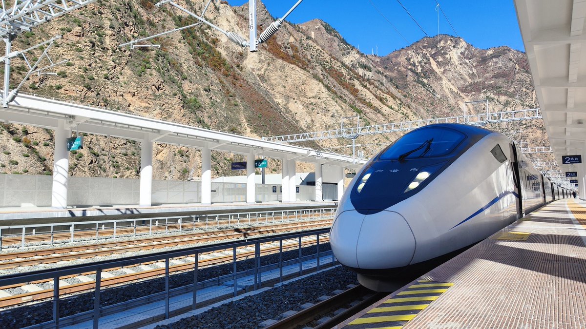 SichuanDaily's tweet photo. On Nov 28, the newly built Qingbaijiang to Zhenjiangguan section of the #Sichuan-#Qinghai #Railway was put into operation, ending the history of no trains in northwest Sichuan. 
Aba Tibetan and Qiang Autonomous Prefecture officially entered the era of bullet trains. #SichuanSC https://t.co/OGEYlCRR69