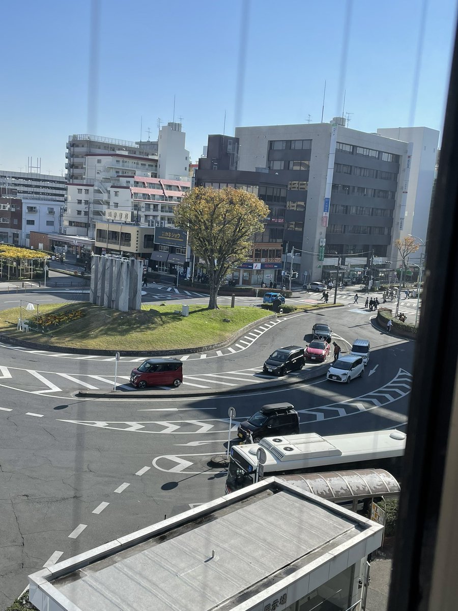 keenyann23's tweet photo. あの人だかりはロケなんだ💕 #春日部駅西口 誰かな？ https://t.co/x881nyleJc