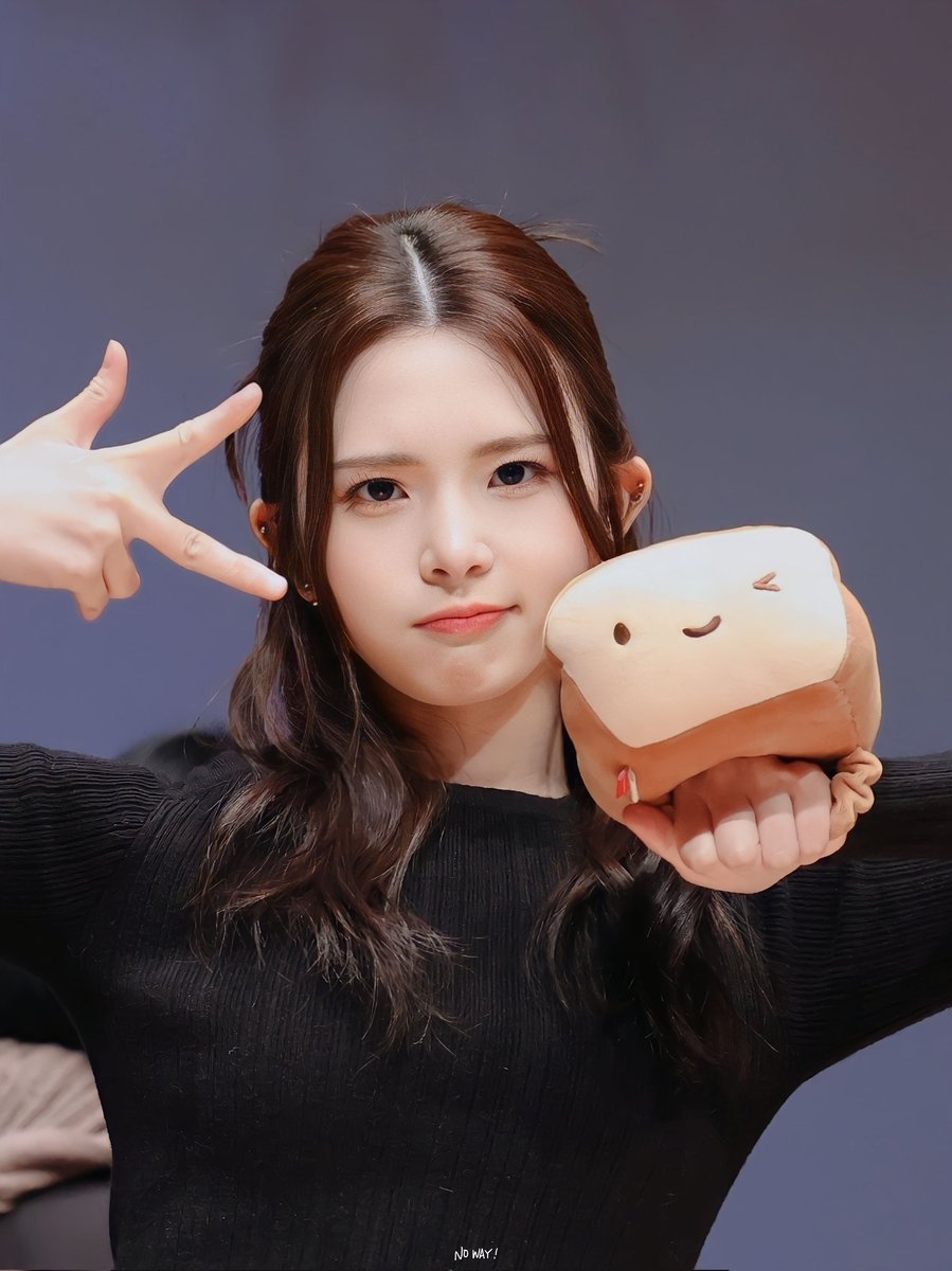 kotoneupdates's tweet photo. kotone with her hand sign 

cr. kaede_noway https://t.co/NmQcUM20kC