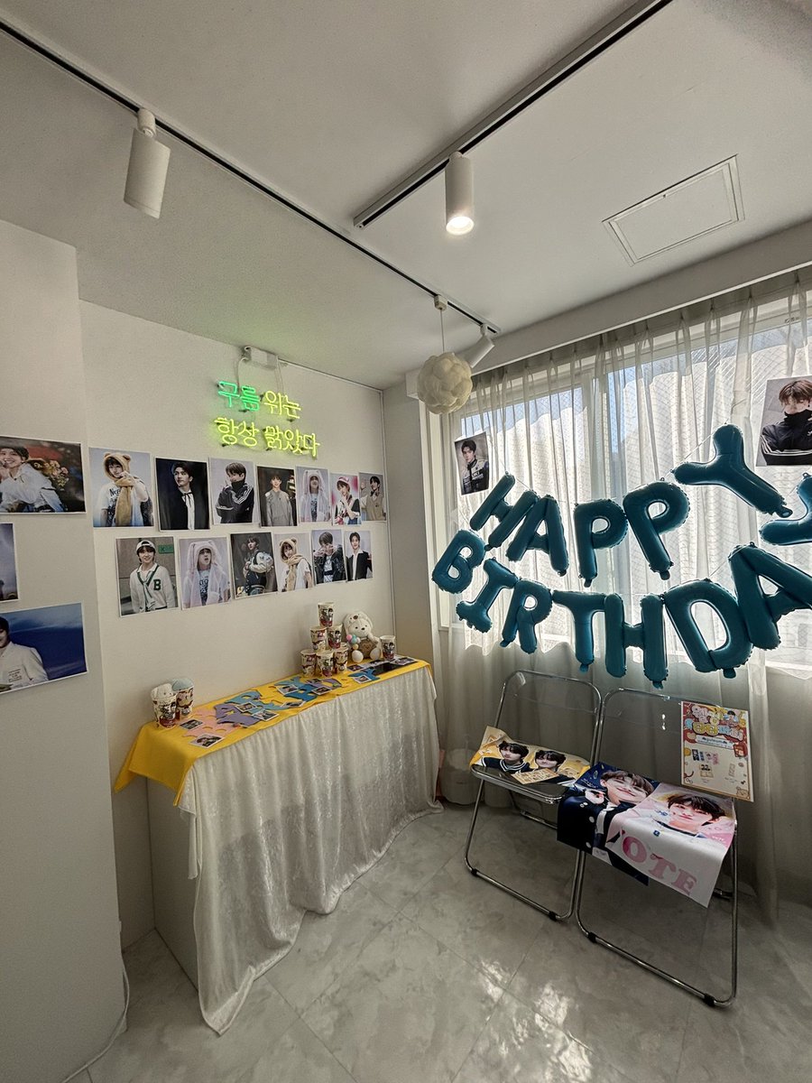 sununak's tweet photo. 김운학생일카페 다녀왔습니다🫶🏻
모든게 귀여워서 최고였어요😚
내일 생일도 많은 사람들에게 축하받는 날이 
되길 바랍니다💛
WOW님 이런 귀여운 공간을 만들어주셔서 감사합니다❣️
@061129wh 
#놀러와요_우나기곰곰파티
#운학 #WOONHAK #ウナク 
#HAPPY_WOONHAK_DAY 
 #BOYNEXTDOOR #보이넥스트도어 https://t.co/9rFKvBoFb0