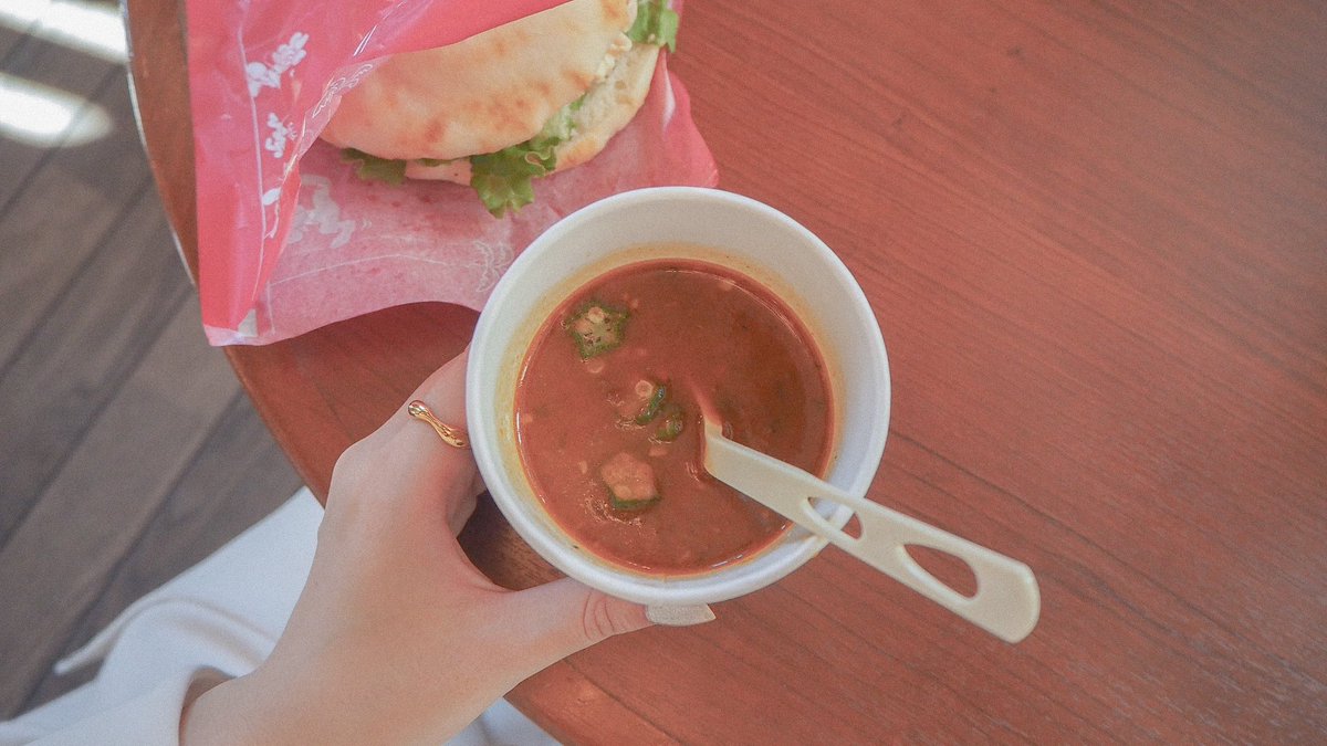 「パークでガンボスープが飲めるなんて…ここはもうニューオーリンズ… 」|マベコ🥓通販のイラスト