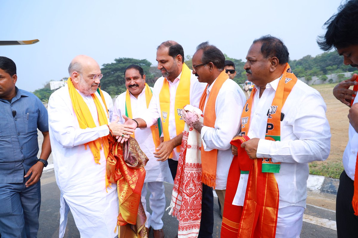 SureshReddy4BJP's tweet image. అసెంబ్లీ ఎన్నికల ప్రచారంలో భాగంగా పెద్దపల్లి నియోజకవర్గ బీజేపీ అభ్యర్థి దుగ్యాల ప్రదీప్ కుమార్ గారికి మద్దతుగా ర్యాలీలో పాల్గొనడానికి వచ్చిన కేంద్ర హోంశాఖ మంత్రి శ్రీ అమిత్ షా గారికి స్వాగతం పలికిన బీజేపీ రాష్ట్ర కార్యవర్గ సభ్యులు గొట్టిముక్కుల సురేష్ రెడ్డి గారు.....
#AdminPost