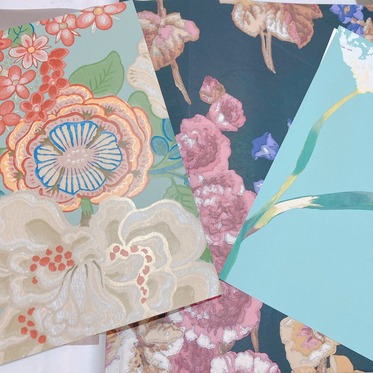 annoki2's tweet photo. おはようございます☀🍂インパクトあるアート🎨のような花や葉っぱの壁紙はやっぱり輸入壁紙ならではですね！店舗などで映えさせるにはお任せです╰(*´︶`*)╯♡
武蔵小山にいらした際はあんの木に是非遊びにいらして下さいね☆珍しい輸入壁紙のお店です🎵
#アクセントクロス　#DIY #インテリア https://t.co/5x2SX42EtD