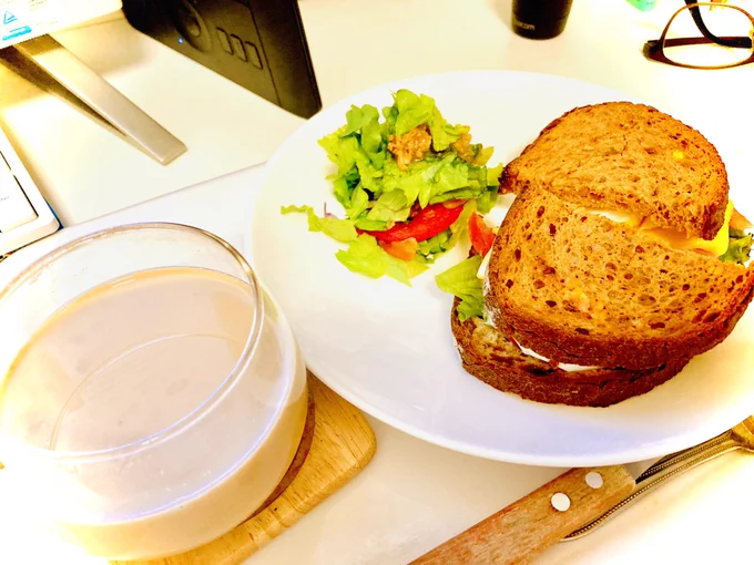 整体帰りに 美味しいサンドイッチ買いまして お昼ごはん、です!