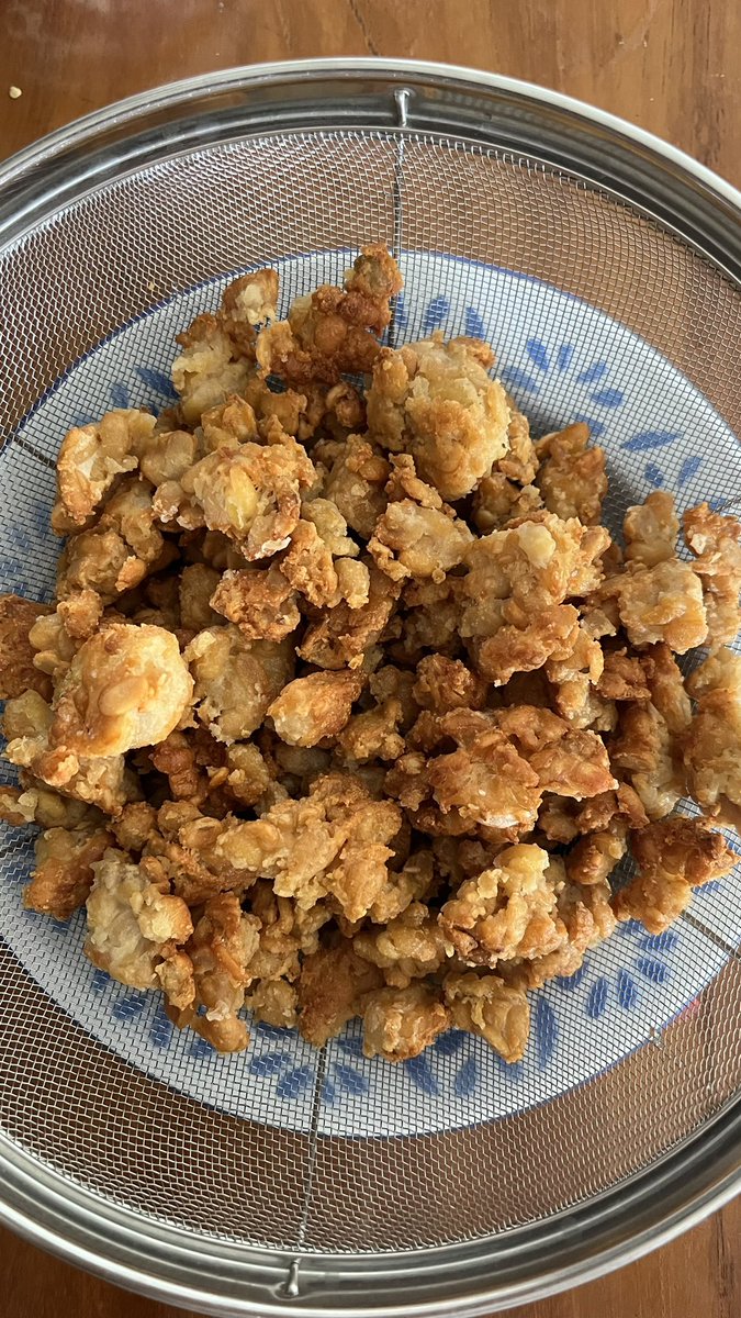 glennmars's tweet photo. Hari ini aku masak “Popcorn Tempe Garlic” 🍿🧄
Modal utamanya tempe dan bawang putih yang banyak.
Terus bumbunya garam, totole dan tepung.
Nah kalo pake tepung yang udah berbumby artinya garam &amp; totole bisa diskip. https://t.co/86xE1X4fZk