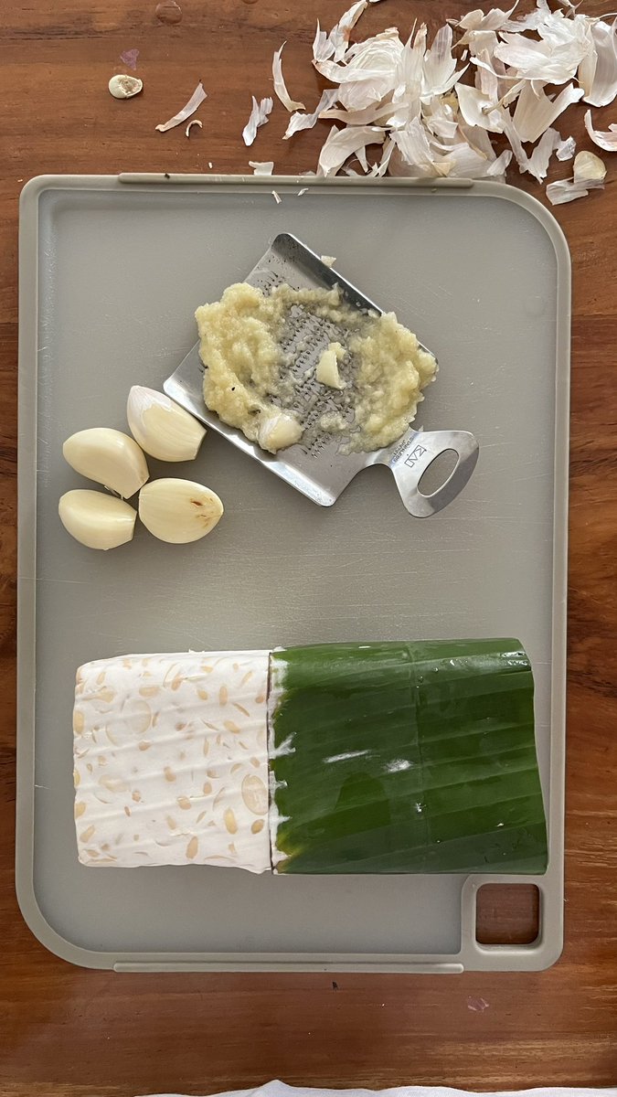 glennmars's tweet photo. Hari ini aku masak “Popcorn Tempe Garlic” 🍿🧄
Modal utamanya tempe dan bawang putih yang banyak.
Terus bumbunya garam, totole dan tepung.
Nah kalo pake tepung yang udah berbumby artinya garam &amp; totole bisa diskip. https://t.co/86xE1X4fZk