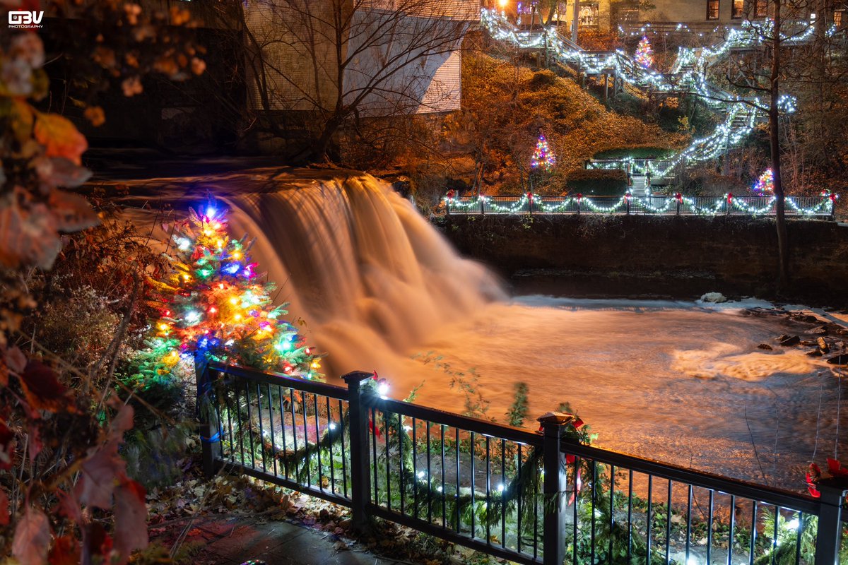 The news is calling for a large snowstorm in NE Ohio tomorrow so I went out to take some photos of Chagrin Falls before it hits. ❄️

@OHHeartofitAll @Ohio_Tourism #photography #photo #photograph #ohio #christmas #winter #snow #snowstorm #chagrinfalls #waterfall #lights