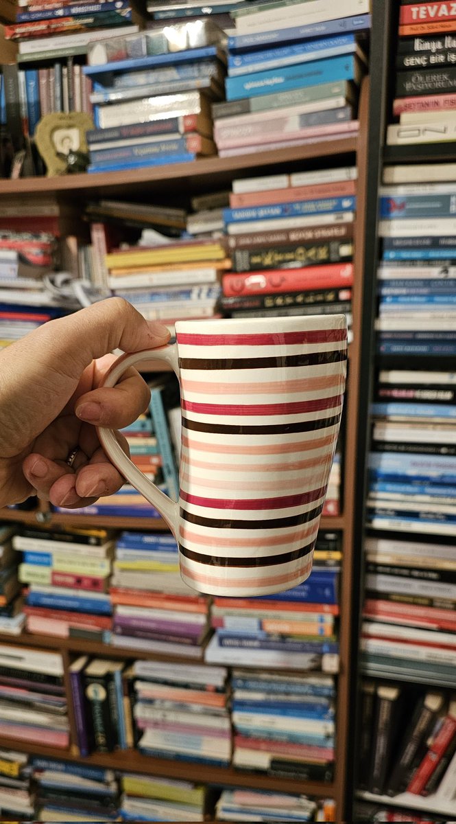 “Sürekli kitap okuyup film izleyen, kendini geliştirmek için uğraşlarına, hobilerine zaman ayıran insanlar var. Saçma sapan tartışmalara dahil olmuyorlar. Kendi kurdukları dünyada mutlu mesut yaşıyorlar. Var böyle insanlar..." 🫰