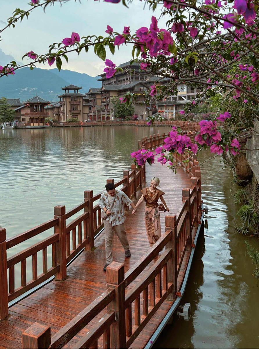Thuong5678's tweet photo. “Miêu Trại Tích Thuỷ” - Phượng Hoàng Cổ trấn size mi nhon. 
Hơi sock vì không thấy người Miêu đâu, chỉ toàn thấy hàng tốp người Việt đến sống ảo 
🤔Cứ ngỡ đang ở Tổ Quốc https://t.co/b8vUElIRxx