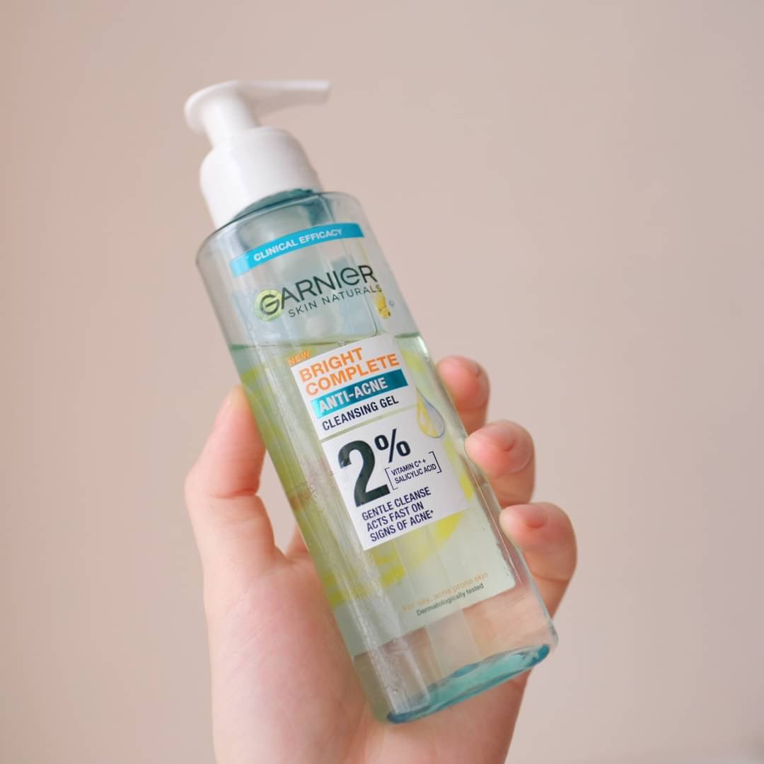 imbeamie's tweet photo. โฟมล้างหน้าที่ใช้ตอนนี Garnier bright complete แอนตี้แอคเน่แบบเจล สูตร 2% Salicylic Acid + Vitamin C ยิ่งใช้หลังแต่งหน้าคือดึงเมคอัพ ความมันออกจากผิวแบบเฟรชจริงๆ ชอบครสสะอาดหลังล้างมากกกก ราคานักศึกษา สิวอุดตันเราขึ้นน้อยลงด้วยทั้งๆที่ต้องแต่งหน้าติดๆกัน ขออวยยศ ยกมง ขึ้นหิ้งงงง https://t.co/iRaXYsIPUY