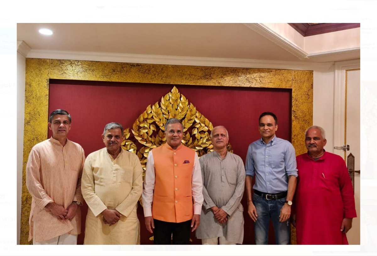 An intimate home meeting graced by the presence of Shri Dattatreya Hosabale, a distinguished social worker from India who currently serves as the General Secretary of the Rashtriya Swayamsevak Sangh (RSS), along with a few esteemed guests. <a href="/DattaHosabale/">Dattatreya Hosabale</a> <a href="/friendsofrss/">Friends of RSS</a>