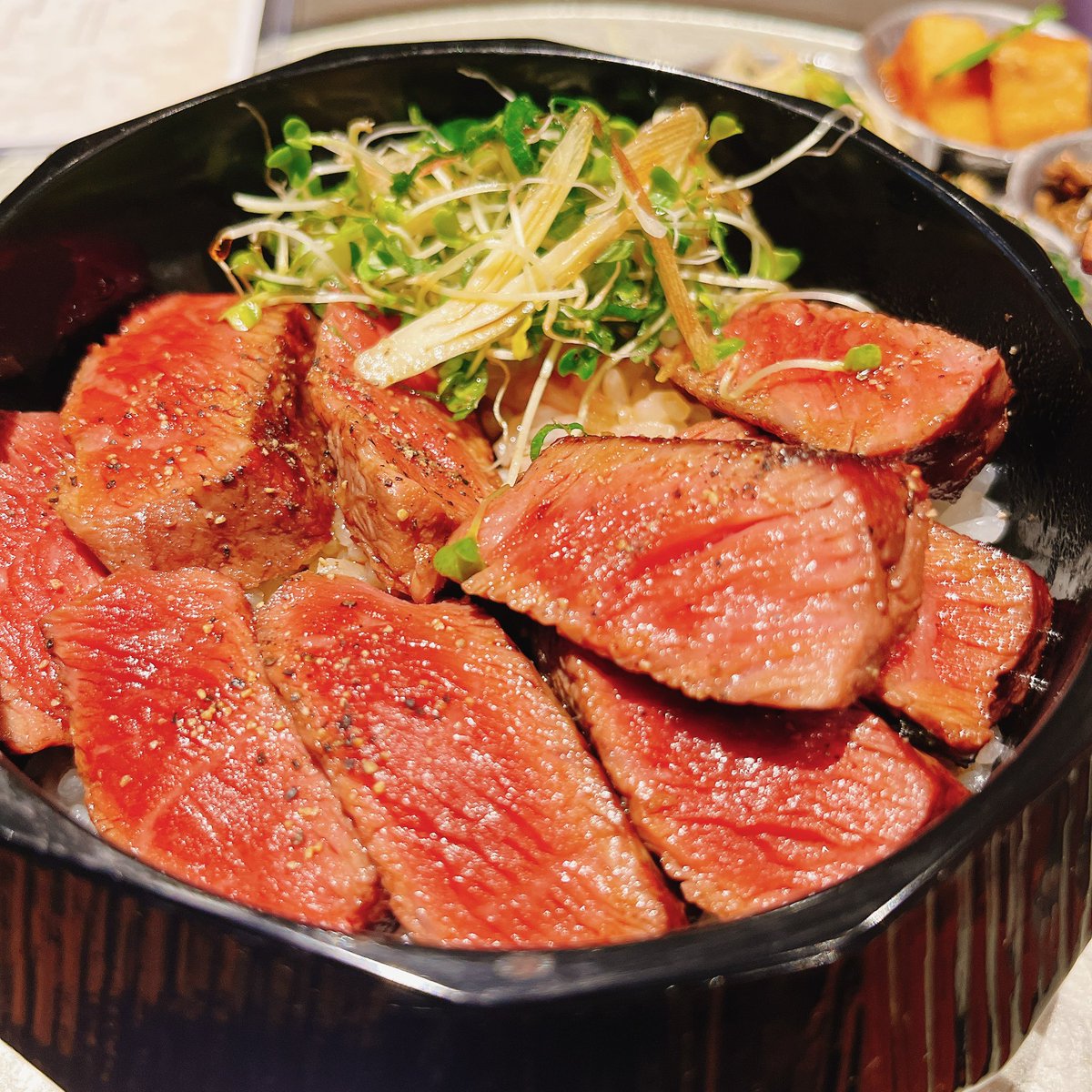 pampukinhat's tweet photo. 森下【炭焼和牛 篝灯 KAGARIBI】

肉割烹が手掛けるランチ限定ステーキ丼🍚
炭火で焼き上げられた肉は表面には焼き目が入り、内側は抜群の火入れ具合！
噛みしめるたびに溢れる旨味と甘さも感じる肉味が堪らない🤤

#森下 #森下ランチ #森下グルメ #東京ランチ #東京グルメ #炭焼和牛篝火 https://t.co/svms46R29o