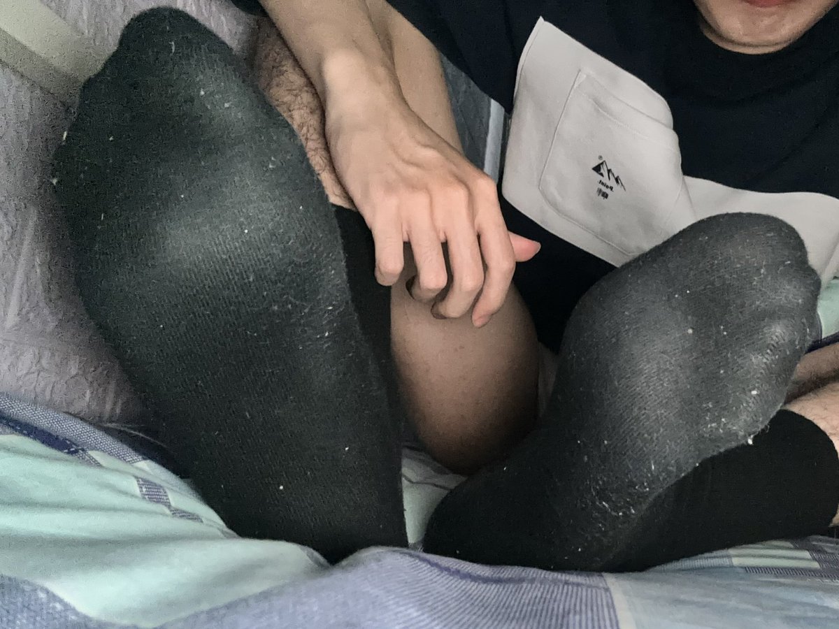 真受不了了，有没有想要的
#黑袜臭脚 #雄臭 #男大学生 #宿舍系列