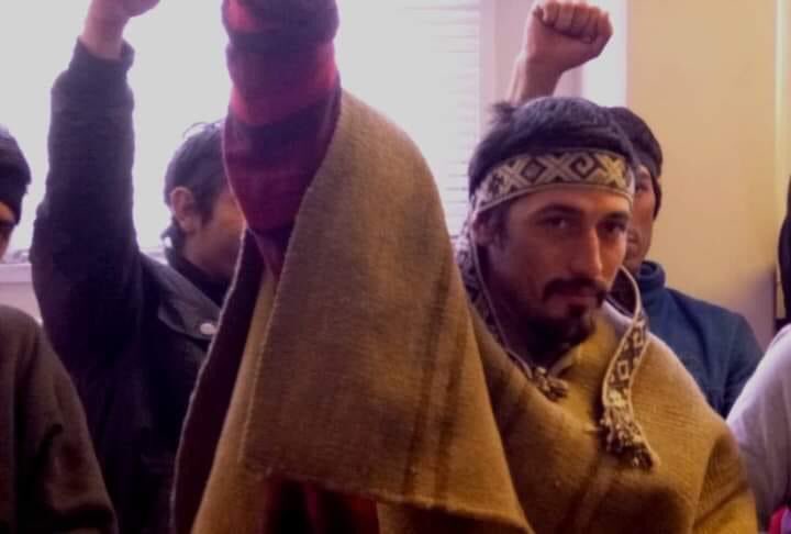 Murosyresisten's tweet photo. URGENTE : Nos informan que  siendo las 21.15 hs en esquel chubut puelmapu .El lonko FACUNDO JONES HUALA ppm  ha sido trasladado al hospital zonal , dado su estado avanzada de 10 días de huelga seca. 

Noticia en desarrollo... https://t.co/F0PaYPfugz