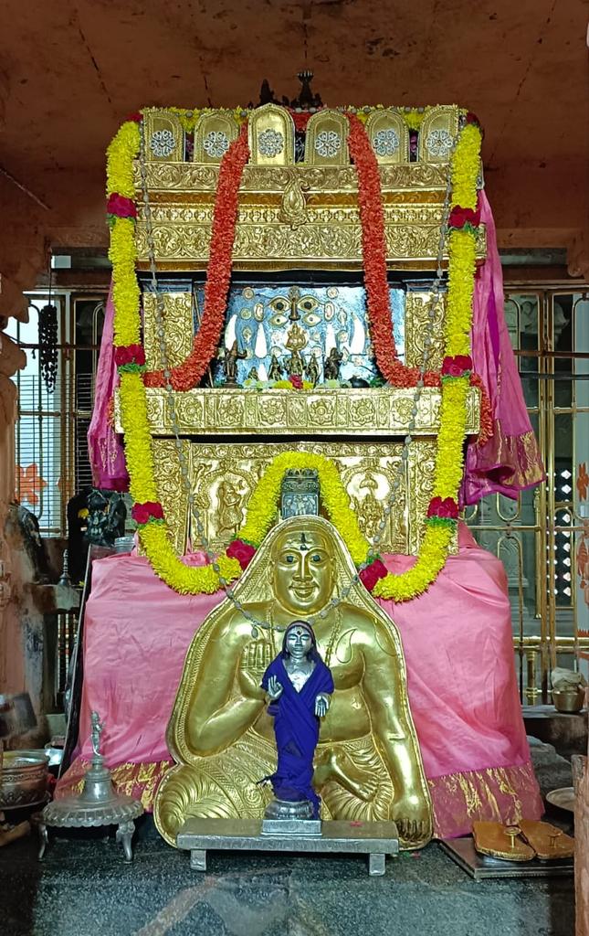 civicravi's tweet photo. Today's Mantralayam Shri Raghavendra Swamy Moola Brindavan Alankara Darshana ! 28-NOV-2023 ! *ॐ श्री राघवेंद्राय नमः ।*🙏🙏 https://t.co/kJgLMW3U2Z