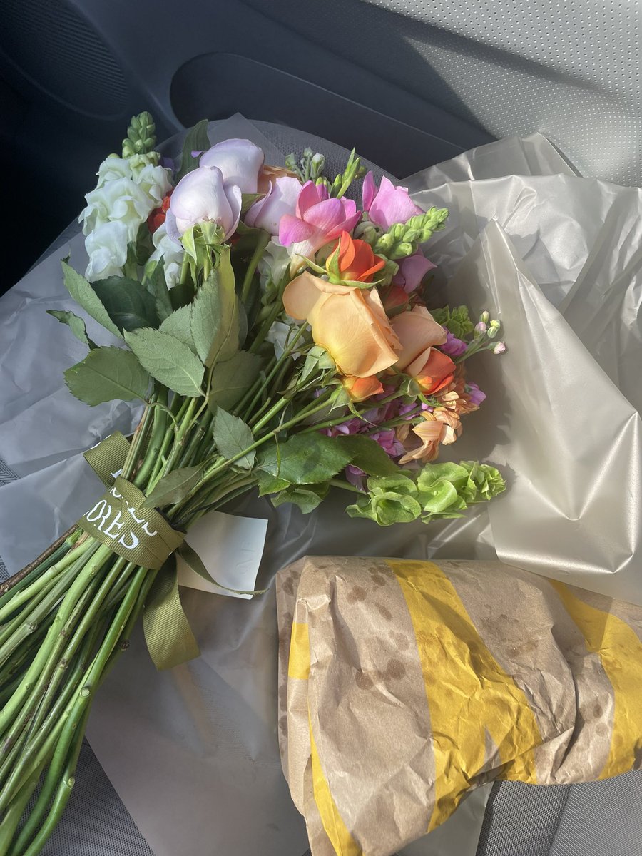 No supero que al salir de mi terna de privados, estaba mi novio esperándome con flores y comida ❤️