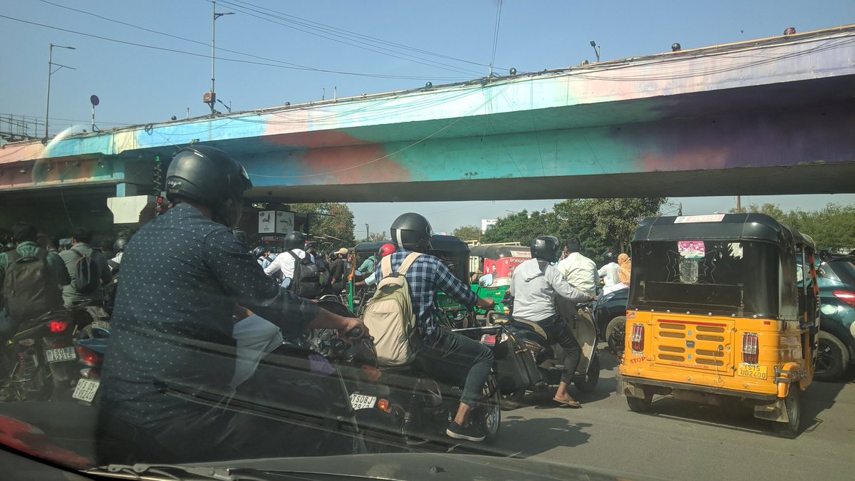 lsprasath's tweet image. #Cyberabad is both bad traffic and poor traffic management! Spill over of traffic from #Cybertowers signal affecting the free flow of traffic from 100ft road. Missed two green signals because bikers were all over the place 🤦‍♂️ Classic case of #UnsustainedGrowth #Trafficwoes