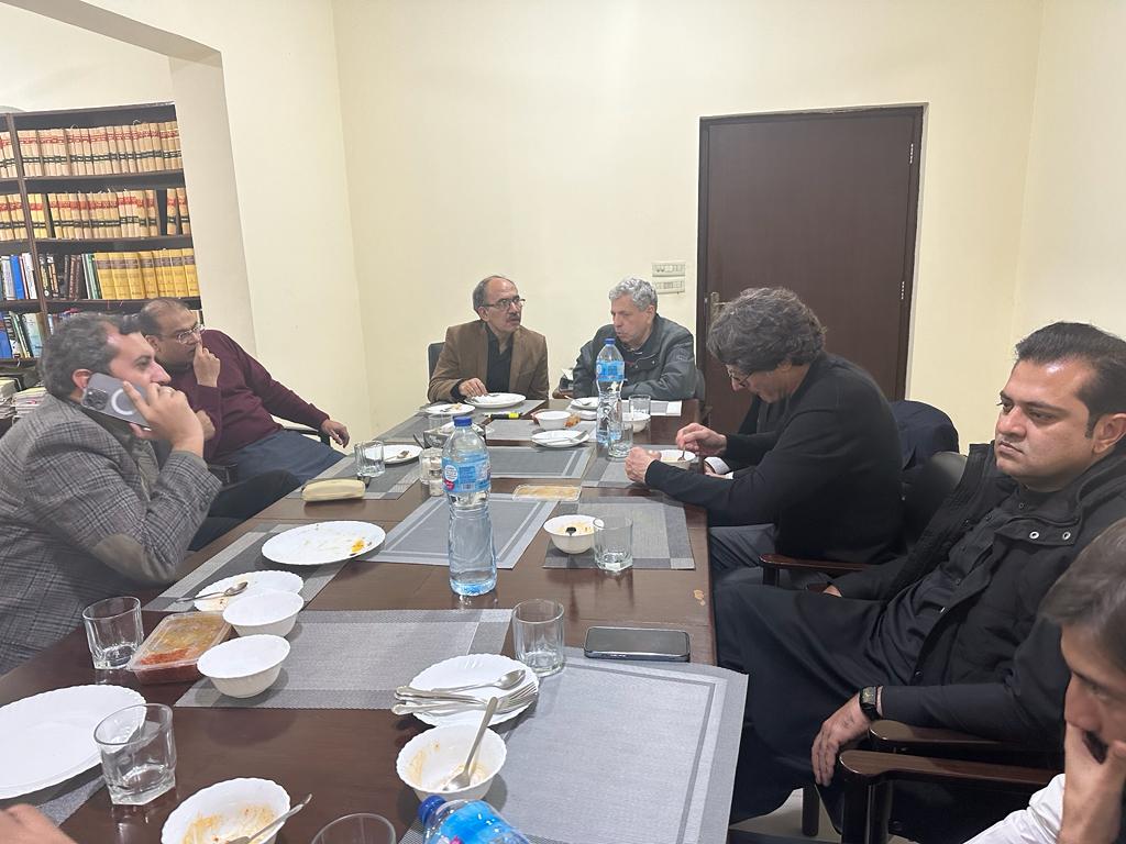 سینیئر ایڈووکیٹ سپریم کورٹ جناب حامد خان کی جانب سے ILF ٹیم پاکستان کے اعزاز میں پر تکلف عشائیہ اور کپتان عمران خان پر جھوٹے سائفر کیس کے حوالے سے آئندہ لائحہ عمل پر بریفرنگ۔
شاداب جعفری، عمیر نیازی، رؤف حسن، سلمان صفدر، اکمل خان باری، عرفان کلار اور میاں علی شیر کی شرکت