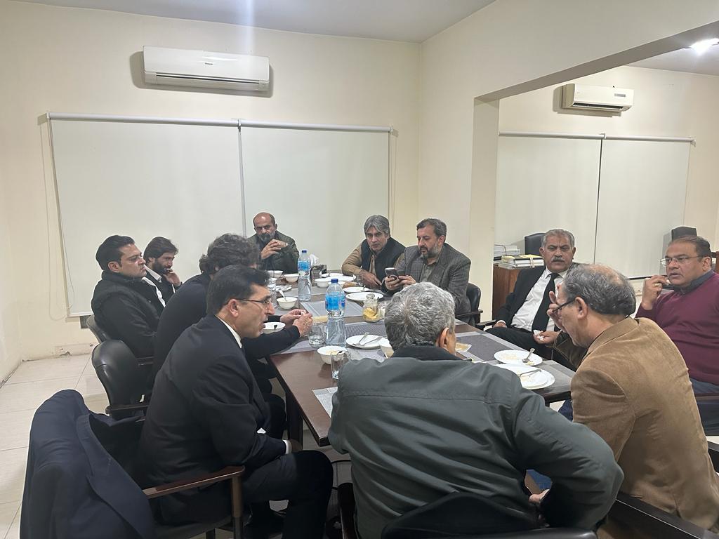 zeshanrashid149's tweet photo. سینیئر ایڈووکیٹ سپریم کورٹ جناب حامد خان کی جانب سے ILF ٹیم پاکستان کے اعزاز میں پر تکلف عشائیہ اور کپتان عمران خان پر جھوٹے سائفر کیس کے حوالے سے آئندہ لائحہ عمل پر بریفرنگ۔
شاداب جعفری، عمیر نیازی، رؤف حسن، سلمان صفدر، اکمل خان باری، عرفان کلار اور میاں علی شیر کی شرکت https://t.co/IeTj3c81dN