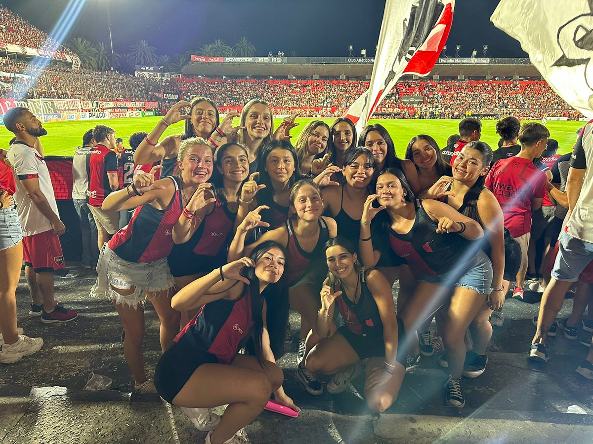 dana_ruizdiaz's tweet photo. RE CAMPEONASS🏆🥇❤️🖤 https://t.co/LMEO4iuaHl
