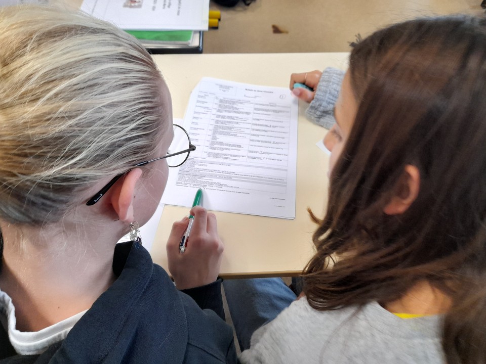 LouisMerle79's tweet photo. Retour sur la formation des délégués de Louis Merle hier lundi : construction de nuage de compétences du délégué, préparation des conseils de classe qui arrivent à grands pas. Un beau moment de partage #engagement #parcourscitoyen cc @DSDEN79 @DeuxSevres @PoleVDRpoitiers https://t.co/rw2uoA8CTo