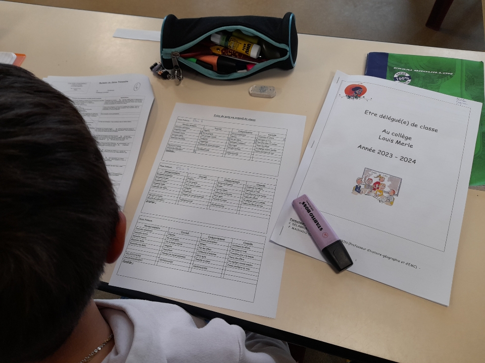 LouisMerle79's tweet photo. Retour sur la formation des délégués de Louis Merle hier lundi : construction de nuage de compétences du délégué, préparation des conseils de classe qui arrivent à grands pas. Un beau moment de partage #engagement #parcourscitoyen cc @DSDEN79 @DeuxSevres @PoleVDRpoitiers https://t.co/rw2uoA8CTo