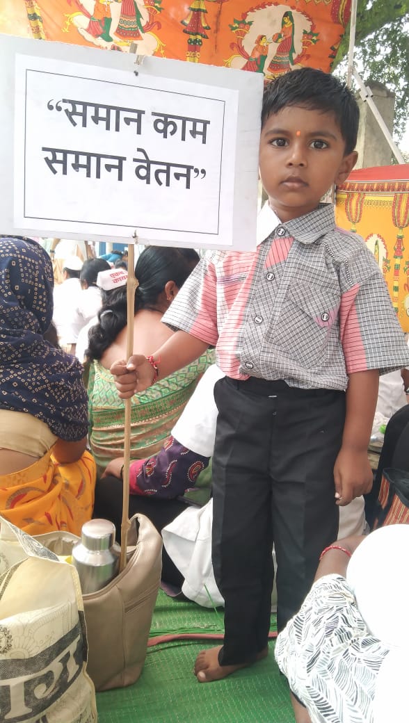 jagdish23827221's tweet photo. हे बघा आमचा ढोंगी , अज्ञानी आरोग्यमंत्री ह्यांना साधं कंत्राटी कर्मचाऱ्यांच्या बदल्या करता येत नाहित, पुरेसे औषधीसाठा देता येत नाही, आज 35 दिवस झाले अत्यावश्यक सेवा रस्त्यावर आणली ह्या....... अन् आज असं क्रांतीसुर्य यांच्याबद्दल दोन शब्द बोलण्याच ढोंग करीत आहे काय वाटत असेल https://t.co/1ogSff5GR4