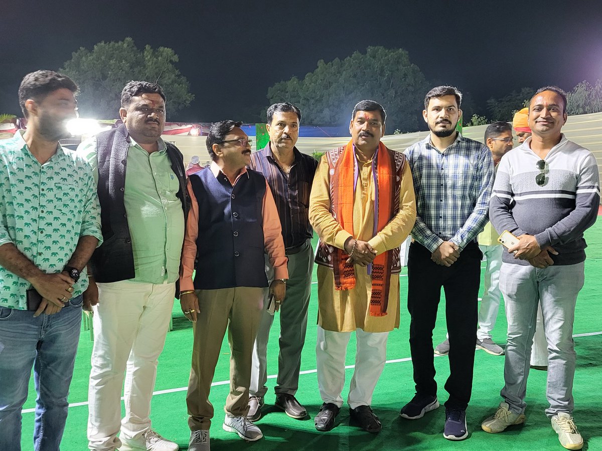 kuberdindor's tweet photo. આજરોજ સંતરામપુર તાલુકાના ઇન્દ્રસિંહના મુવાડા ગામે હરીહર સિંહ ના નિવાસ્થાને આયોજિત તેમના સુપુત્રના લગ્નપ્રસંગમાં ઉપસ્થિત રહી પ્રભુતામાં પગલાં પાડી રહેલ નવદંપતીને સુખી જીવન માટે આશીર્વાદ આપ્યા.

આ અવસરે સંતરામપુર ના રાજવી પરિવારના શ્રી પરમદિત્યઃ સિંહજી, બિપીનભાઈ પટેલ, શૈલેન્દ્ર બાપુ, અજયપાલ બાપુ,તથા પાર્ટીના કાર્યકર્તાઓ ઉપસ્થિત રહ્યા હતા.