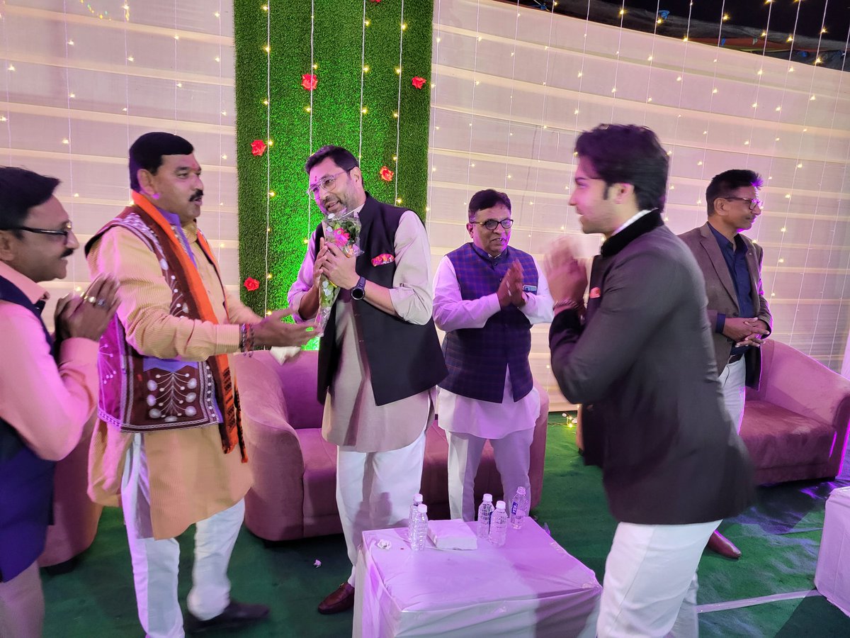 આજરોજ સંતરામપુર તાલુકાના ઇન્દ્રસિંહના મુવાડા ગામે હરીહર સિંહ ના નિવાસ્થાને આયોજિત તેમના સુપુત્રના લગ્નપ્રસંગમાં ઉપસ્થિત રહી પ્રભુતામાં પગલાં પાડી રહેલ નવદંપતીને સુખી જીવન માટે આશીર્વાદ આપ્યા.

આ અવસરે સંતરામપુર ના રાજવી પરિવારના શ્રી પરમદિત્યઃ સિંહજી, બિપીનભાઈ પટેલ, શૈલેન્દ્ર