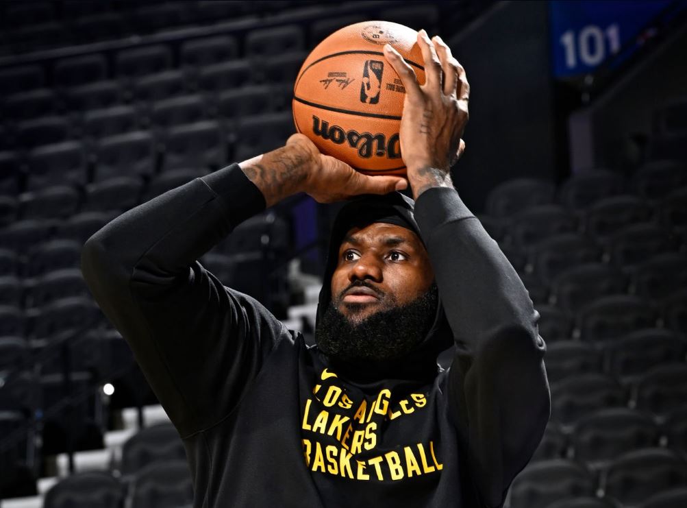 Basket_Infos's tweet image. « Les chiffres parlent d'eux-mêmes. Il est dans sa 21e année et son éthique de travail est la même. Il n'a pas ralenti, c'est ça qui est dingue pour moi. Il a 4 MVPs, 4 MVPs des Finales, et il veut encore être le premier arrivé à la salle. Il a encore la volonté d'un gars de 22…