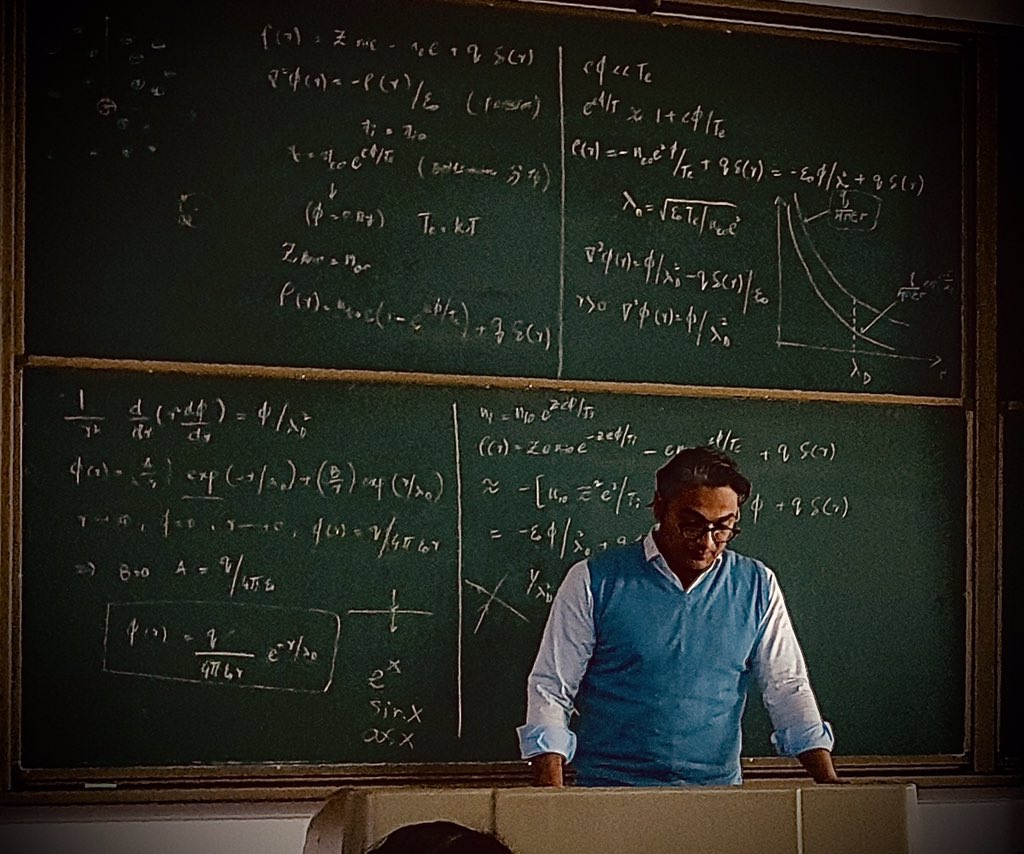 jddephysiker's tweet image. &quot;Thrilled to be guiding and inspiring the next generation of Space Physics students! Exploring the mysteries of the cosmos together at Chang&apos;An University, China. 🚀🌌📚 #SpacePhysics #StudentsOfScience #CosmicExploration #PassionForTeaching&quot;