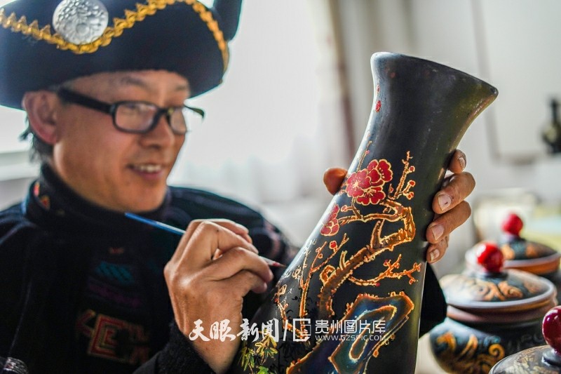 LiveinGuizhou's tweet photo. #Dafang #lacquerware was listed as a tribute during the Ming and Qing Dynasties. Together with Moutai and Yuping xiao lute, they are known as "Guizhou's three treasures".

📷 by Eyesnews

#Guizhou #CulturalHeritage https://t.co/m63R5nsvmG
