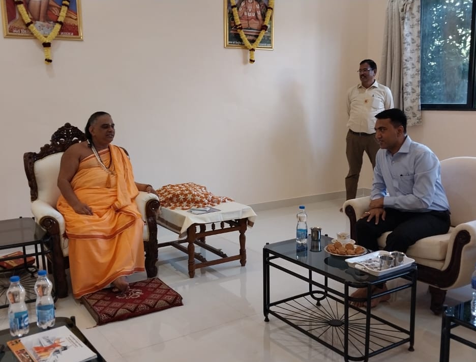 _Jagadguru's tweet photo. Honored to have Goa's CM, @DrPramodPSawant, seeks blessing from HH Jagadgurushree. A moment of spiritual grace and leadership alignment. 🙏 
- Team Jagadgurushree 
 #LeadershipBlessings #GoaCM https://t.co/0Y1riGFugw