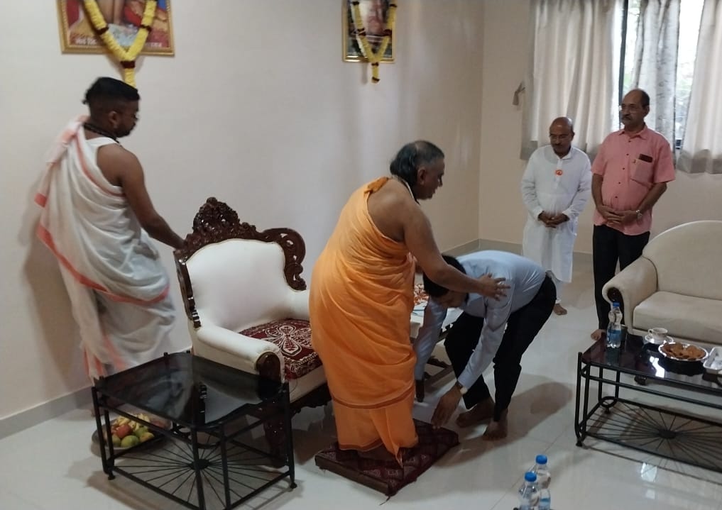 _Jagadguru's tweet photo. Honored to have Goa's CM, @DrPramodPSawant, seeks blessing from HH Jagadgurushree. A moment of spiritual grace and leadership alignment. 🙏 
- Team Jagadgurushree 
 #LeadershipBlessings #GoaCM https://t.co/0Y1riGFugw