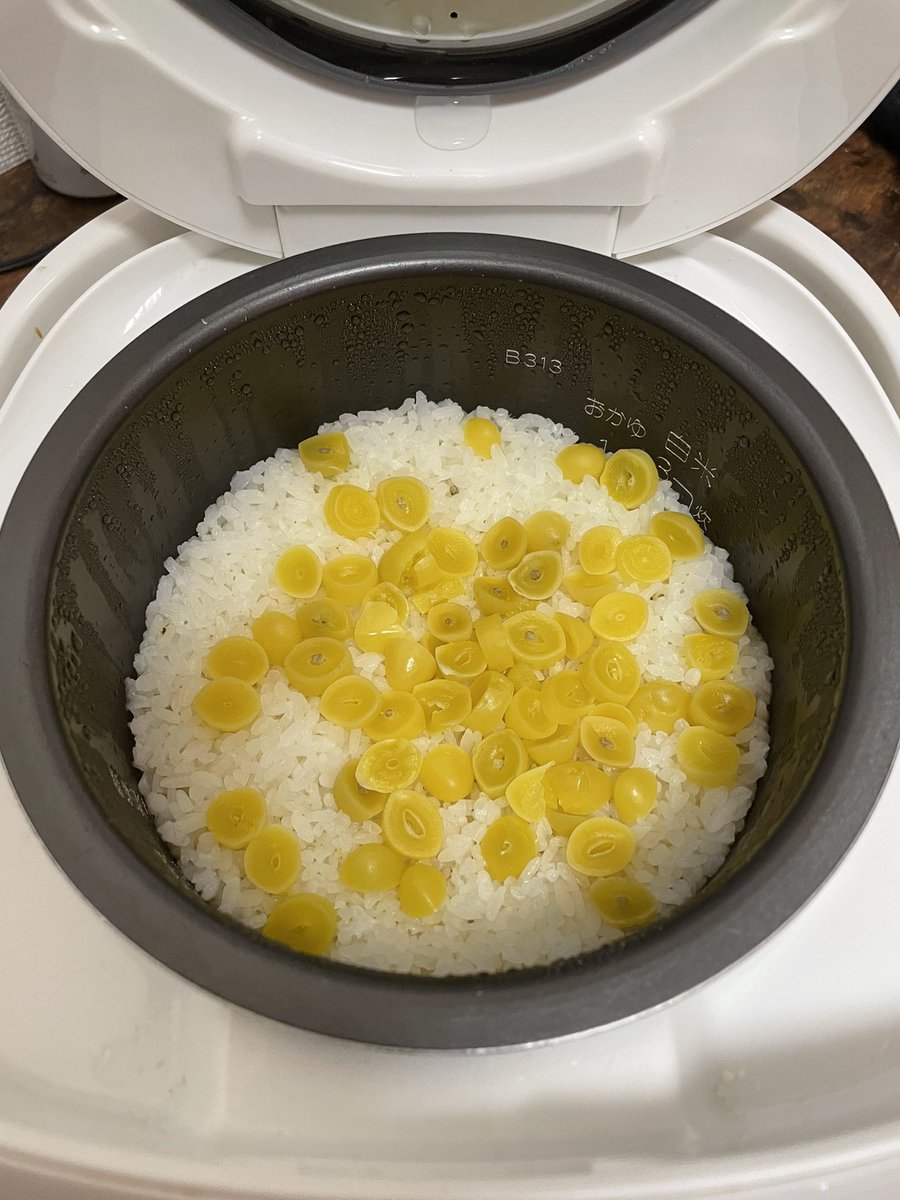 inamine17's tweet photo. ぎんなんって並木道で出くわすのは本当に苦手だったけど。。試しに挑戦🍚工程が地味に多くてこじらせ女子感あるけど、見た目も味も秋を感じさせてくれる素敵な食材だなって思った。作り疲れてまだ食べてないけど（笑）
#ぎんなん　#イチョウ　#こじらせ https://t.co/fMu7RWCfO6
