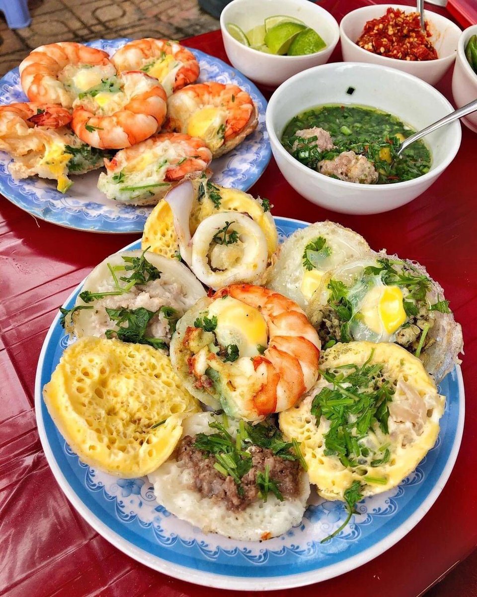Thành phố biển Nha Trang nổi tiếng không chỉ với những danh lam thắng cảnh, những bãi biển nên thơ trải dài, và những món ăn hải sản đậm chất miền biển. Ở đâu đó giữa lòng Nha Trang, bạn có thể tìm thấy một nét gần gũi và giản dị qua những món ăn dân