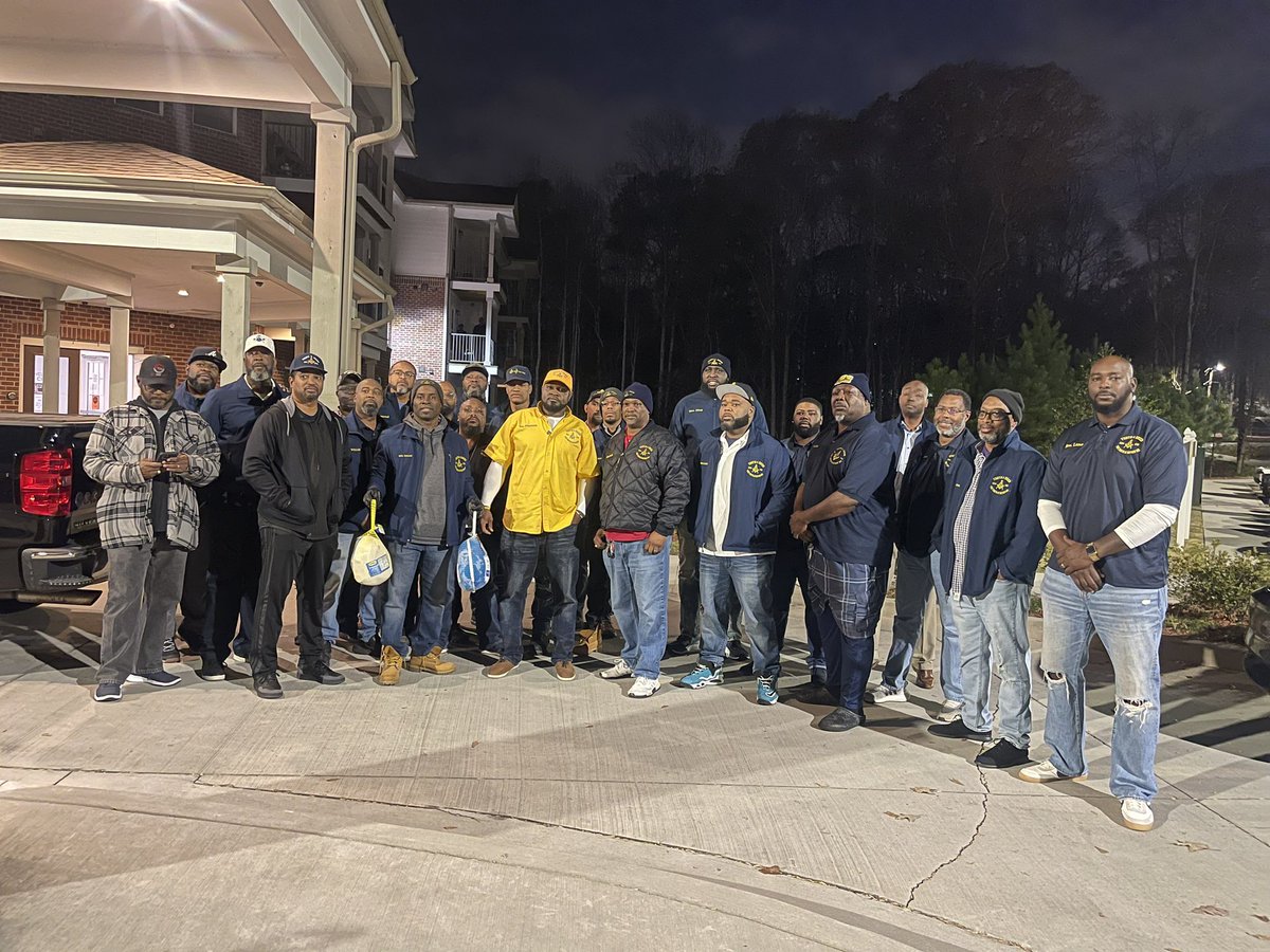 3TAcademy1's tweet photo. The brothers of Truth and Union Lodge #594 handing out Turkeys to elderly! 

#SquareWork #TU #594 #WAWG https://t.co/HTOoDEPia7