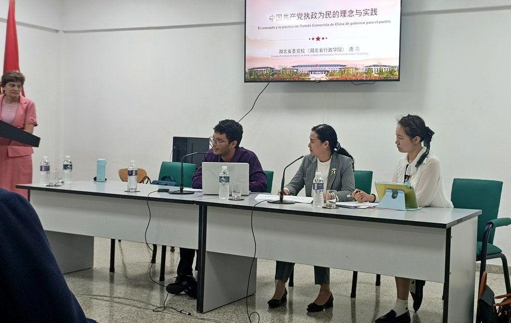Los estudiantes y claustro de la Universidad recibieron la conferencia magistral 'El socialismos moderno con características chinas en la nueva era' impartida por la Dra. TANG Lan, Directora del Departamento de Enseñanza e Investigación de Historia y Construcción del Partido.