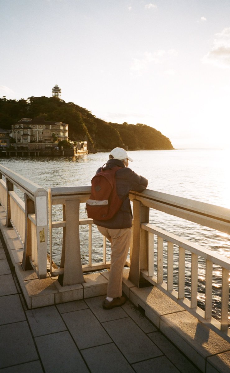 Aku selalu blg sama tmn yg mau visit Jepang utk bawa kamera. Kamera apapun. Karena matahari miringnya Jepang itu ngehasilin foto yg cakep.

Tp pas baca2 scientific reasons nya ya geographic location, atmospheric condition, dan lower level of air pollution berkontribusi besar utk