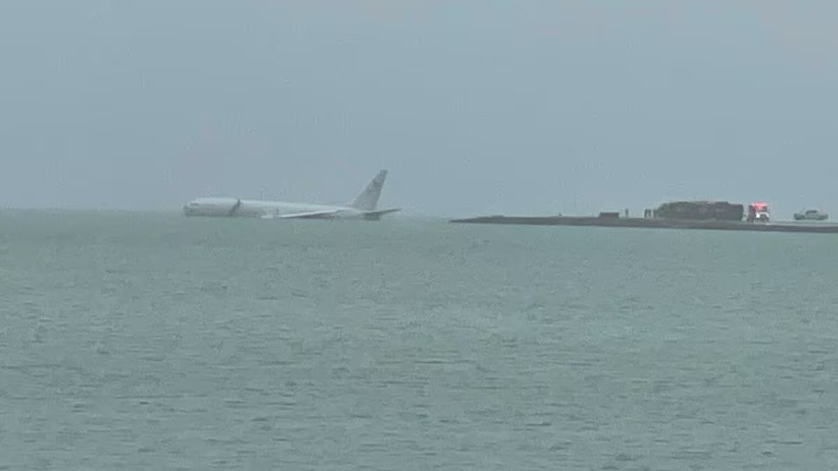 UKR_token's tweet photo. 🇺🇲 | ÚLTIMA HORA: Un gran avión militar estadounidense se salió de una pista y se estrelló en una bahía en Hawaii. Los 9 miembros de su tripulación sobreviven. https://t.co/e78gZ68B6K