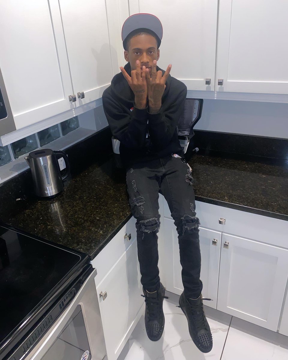 threegetbackhimself tweet media