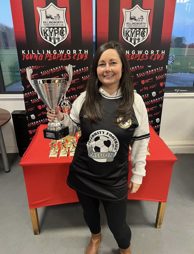 BlueFlamesWalk1's tweet photo. 12 months ago we held a very special day in memory of not only a great player but also a very good friend to everyone who knew him. Here’s his daughter Lisa with the trophy. 
#WF Teams travelled across the region to take part.
#onlyonedaveymoore 🙏🏻
@footiepassion https://t.co/2VMht9xw2q